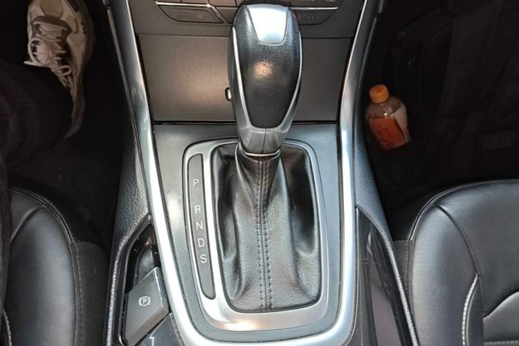 Used Ford Edge 2016 EcoBoost 245 Two-Wheel-Drive Titanium 7-Seater Gear Lever
