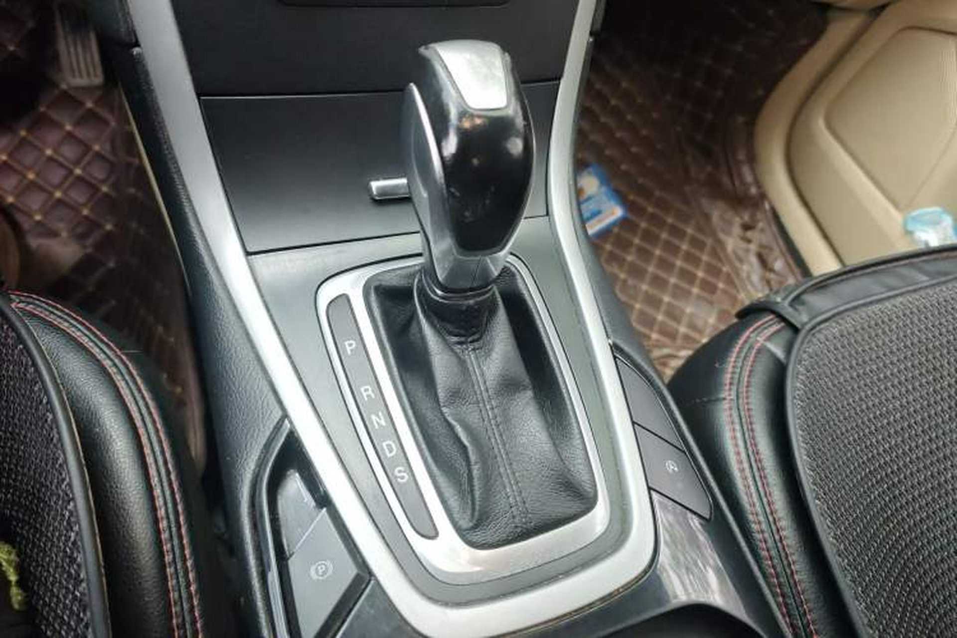 Used Ford Edge 2016 EcoBoost 245 Two-Wheel-Drive Titanium 5-Seater Gear Lever