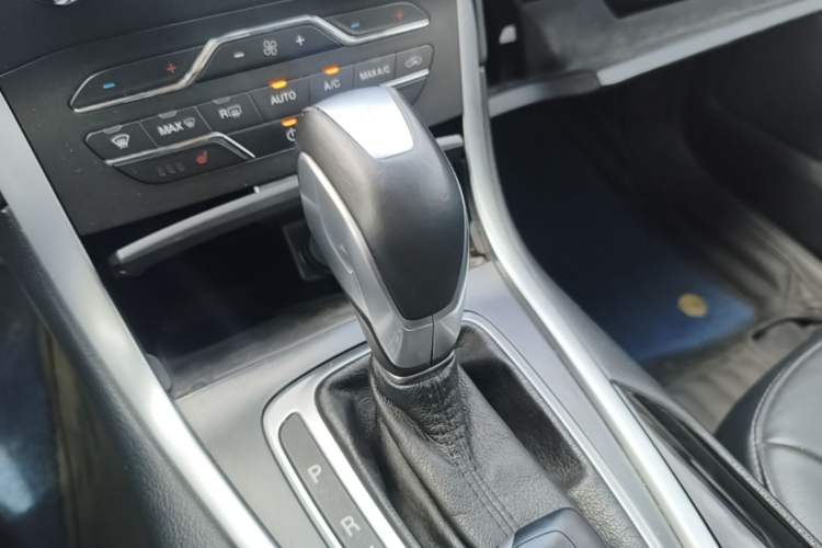 Used Ford Edge 2016 EcoBoost 245 Two-Wheel-Drive Titanium 7-Seater Gear Lever