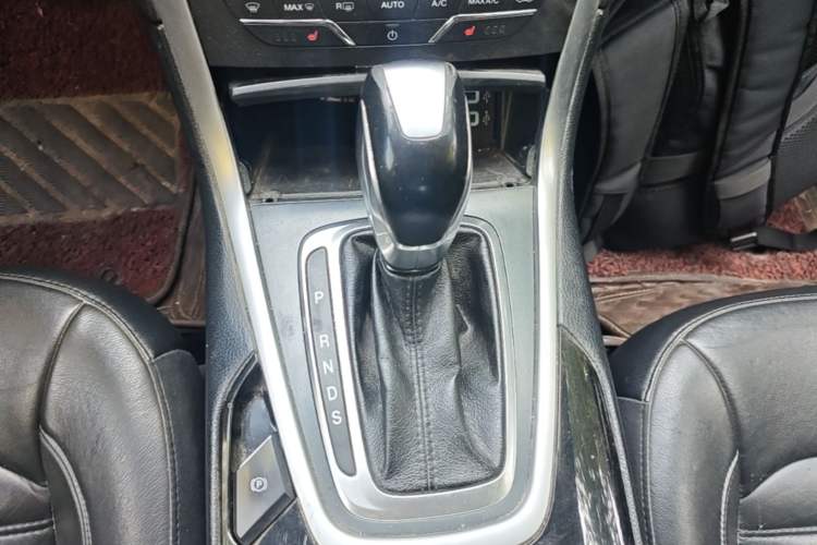 Used Ford Edge 2016 EcoBoost 245 Four-Wheel Drive Titanium Edition 7-Seater Gear Lever