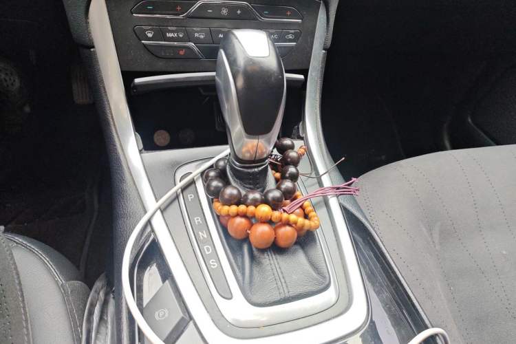 Used Ford Edge 2016 EcoBoost 245 Two-Wheel-Drive Titanium 7-Seater Gear Lever