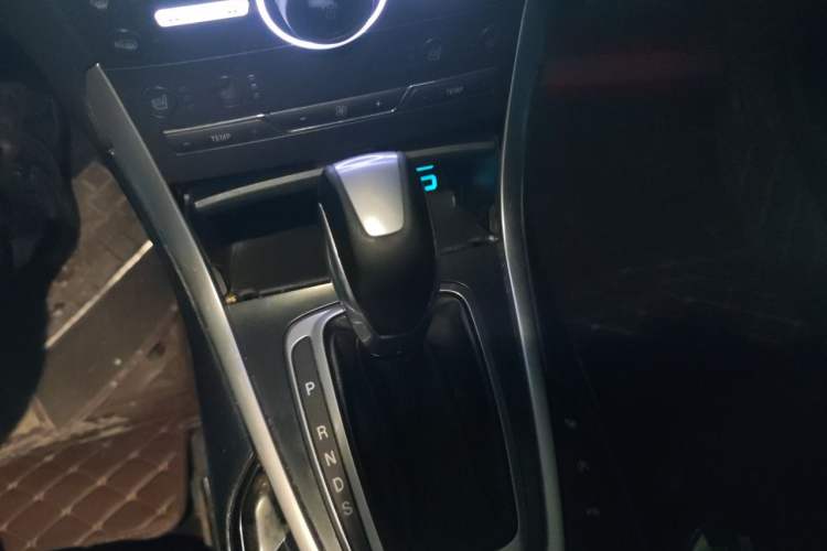 Used Ford Edge 2016 EcoBoost 245 Four-Wheel Drive Titanium 7-Seater Gear Lever