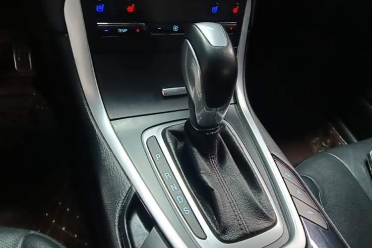 Used Ford Edge 2016 EcoBoost 245 Four-Wheel Drive Titanium 7-Seater Gear Lever