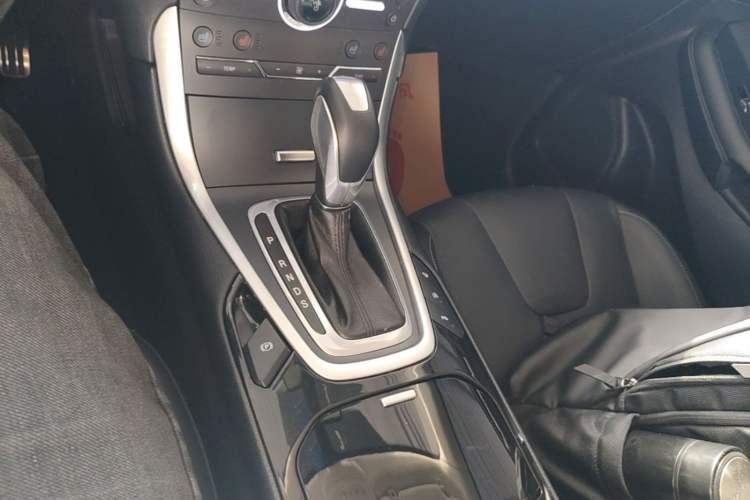 Used Ford Edge 2016 EcoBoost 245 Four-Wheel Drive Titanium 7-Seater Gear Lever