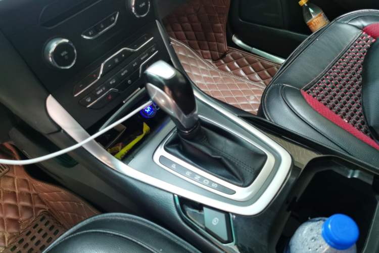 Used Ford Edge 2016 EcoBoost 245 Two-Wheel-Drive Titanium 7-Seater Gear Lever
