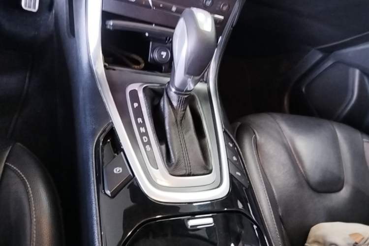 Used Ford Edge 2016 EcoBoost 245 Four-Wheel Drive Titanium 7-Seater Gear Lever