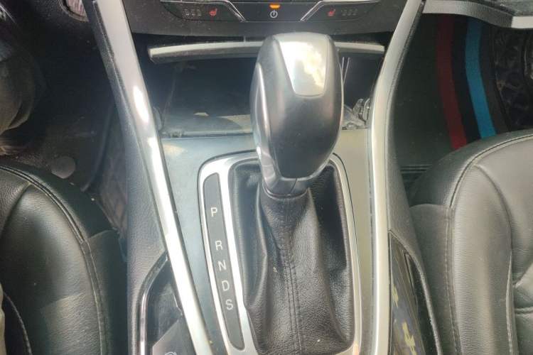 Used Ford Edge 2016 EcoBoost 245 Two-Wheel-Drive Titanium 7-Seater Gear Lever