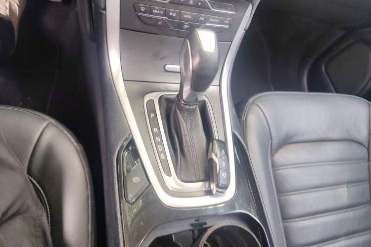 Used Ford Edge 2016 EcoBoost 245 Two-Wheel-Drive Titanium 7-Seater Gear Lever
