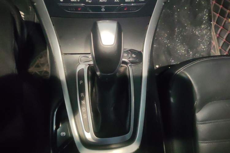 Used Ford Edge 2016 EcoBoost 245 Two-Wheel-Drive Titanium 7-Seater Gear Lever