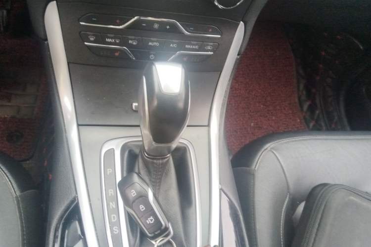 Used Ford Edge 2016 EcoBoost 245 Four-Wheel Drive Titanium Edition 7-Seater Gear Lever
