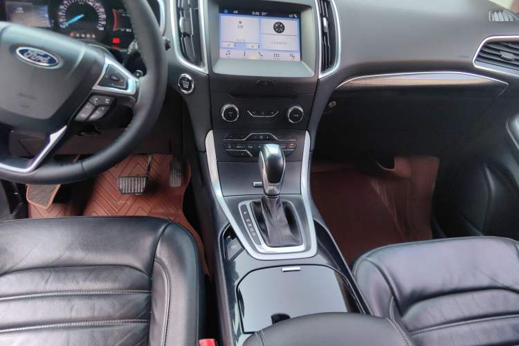 Used Ford Edge 2016 EcoBoost 245 Two-Wheel-Drive Titanium 7-Seater Gear Lever