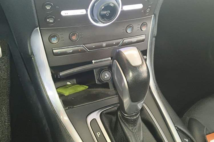 Used Ford Edge 2016 EcoBoost 245 Four-Wheel Drive Titanium 7-Seater Gear Lever