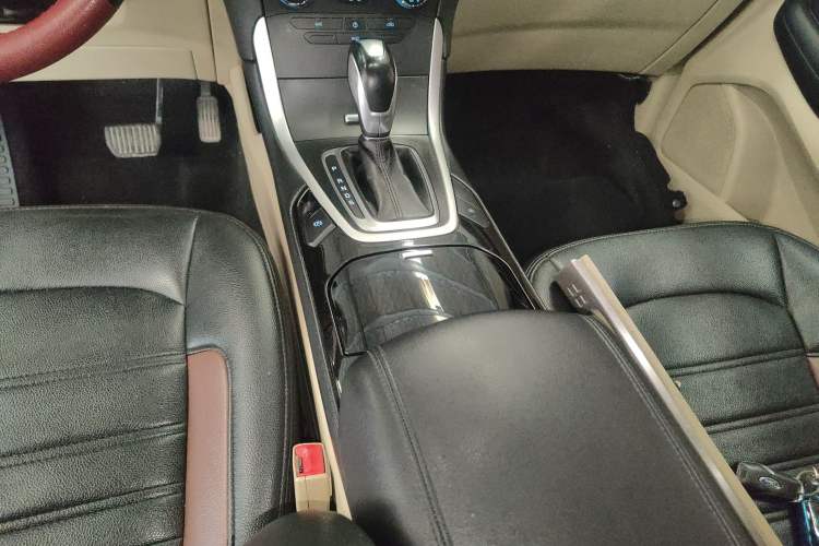 Used Ford Edge 2016 EcoBoost 245 Two-Wheel-Drive Titanium 5-Seater Gear Lever