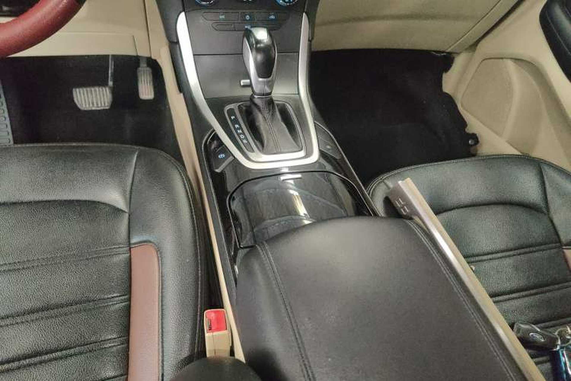 Used Ford Edge 2016 EcoBoost 245 Two-Wheel-Drive Titanium 5-Seater Gear Lever