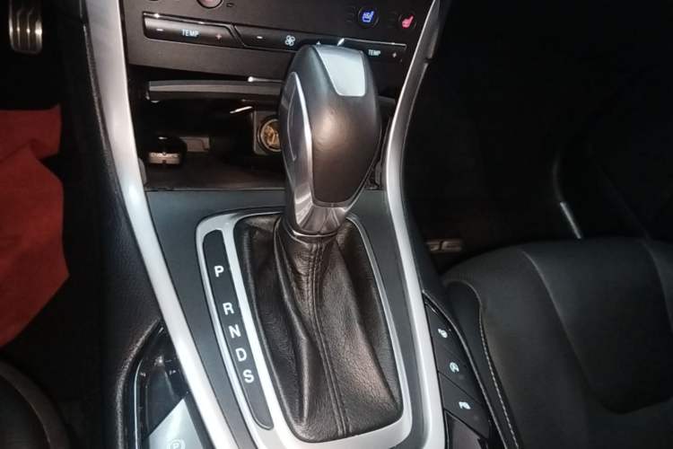 Used Ford Edge 2016 EcoBoost 245 Four-Wheel Drive Titanium 7-Seater Gear Lever