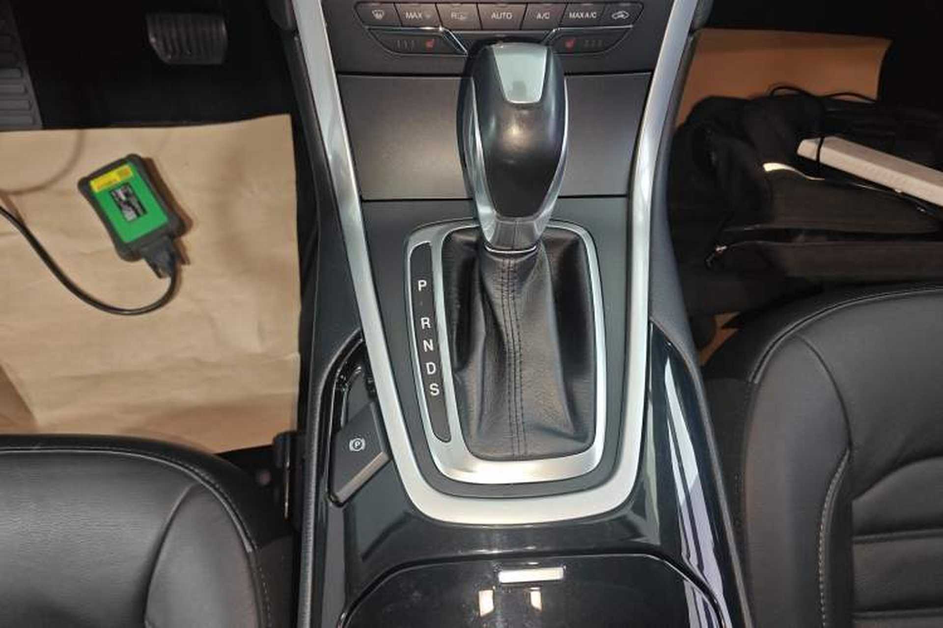Used Ford Edge 2016 EcoBoost 245 Two-Wheel-Drive Titanium 7-Seater Gear Lever