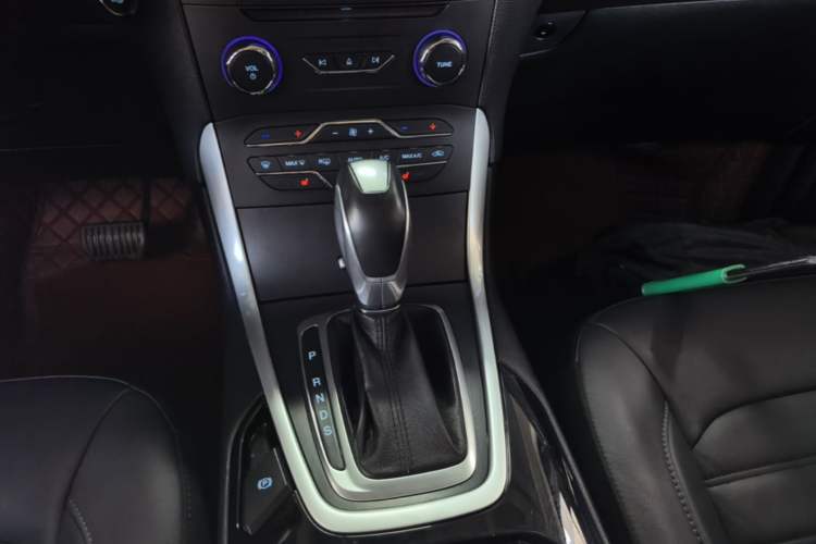 Used Ford Edge 2016 EcoBoost 245 Four-Wheel Drive Titanium Edition 7-Seater Gear Lever