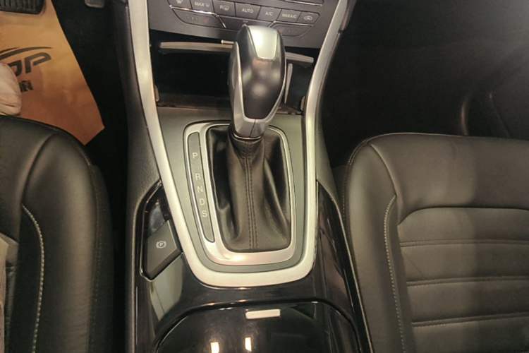 Used Ford Edge 2016 EcoBoost 245 Two-Wheel-Drive Titanium 7-Seater Gear Lever