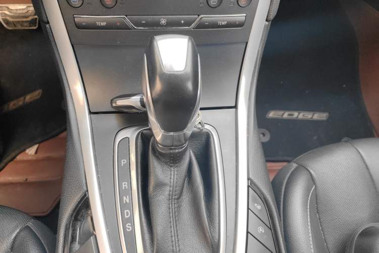 Used Ford Edge 2016 EcoBoost 245 Four-Wheel Drive Titanium 7-Seater Gear Lever