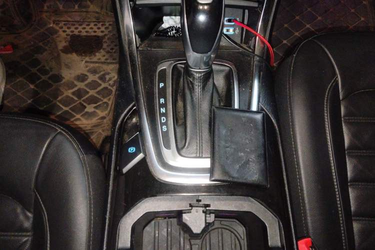 Used Ford Edge 2016 EcoBoost 245 Two-Wheel-Drive Titanium 7-Seater Gear Lever