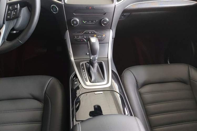 Used Ford Edge 2016 EcoBoost 245 Four-Wheel Drive Titanium Edition 7-Seater Gear Lever