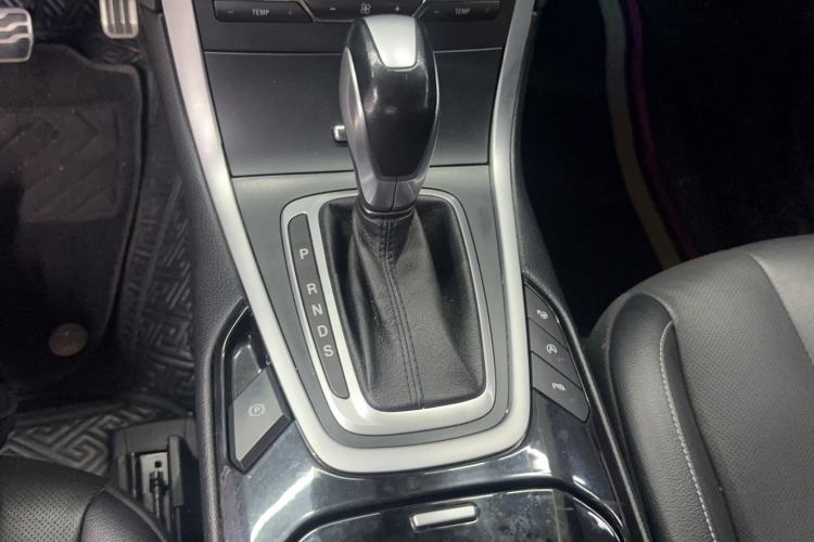Used Ford Edge 2016 EcoBoost 245 Four-Wheel Drive Titanium 7-Seater Gear Lever