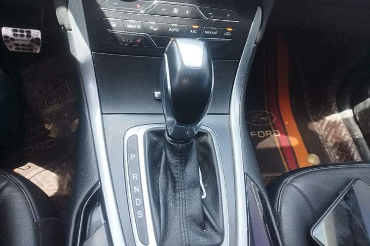 Used Ford Edge 2016 EcoBoost 245 Two-Wheel-Drive Titanium 7-Seater Gear Lever