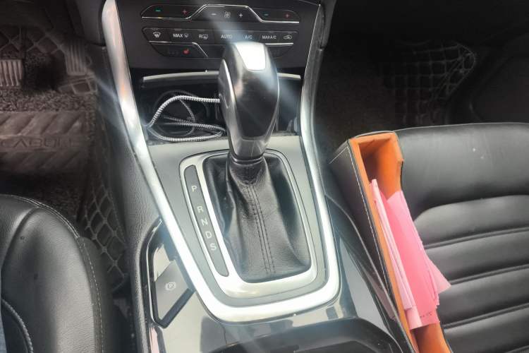 Used Ford Edge 2016 EcoBoost 245 Two-Wheel-Drive Titanium 7-Seater Gear Lever