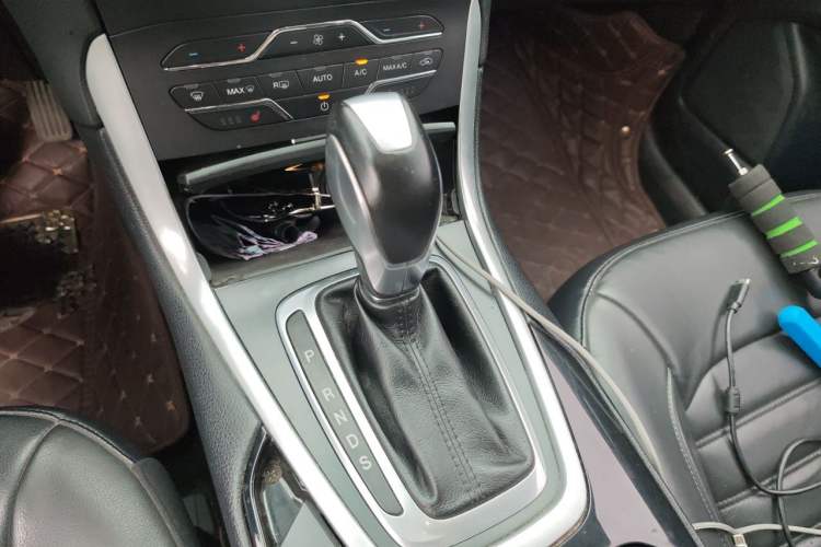Used Ford Edge 2016 EcoBoost 245 Four-Wheel Drive Titanium Edition 7-Seater Gear Lever
