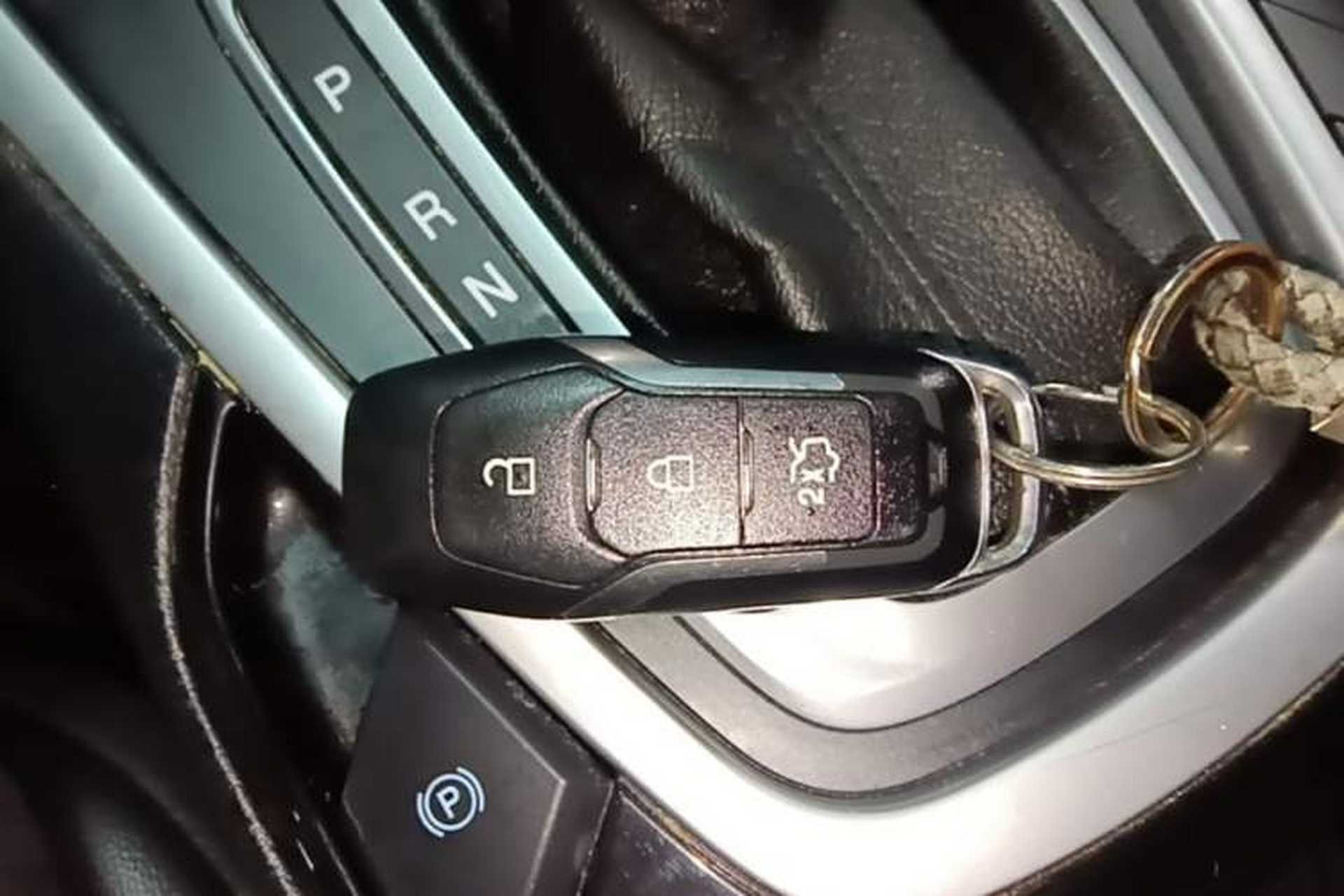 Used Ford Edge 2016 EcoBoost 245 Four-Wheel Drive Titanium 7-Seater Interior 1
