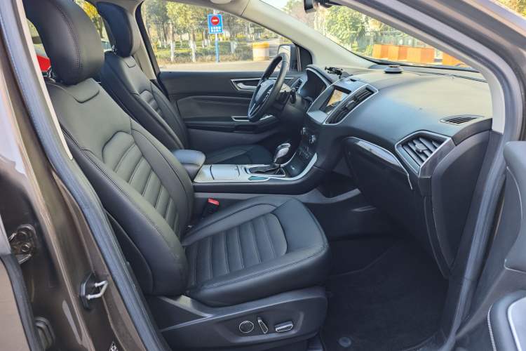 Used Ford Edge 2016 EcoBoost 245 Two-Wheel-Drive Titanium 7-Seater Interior 1