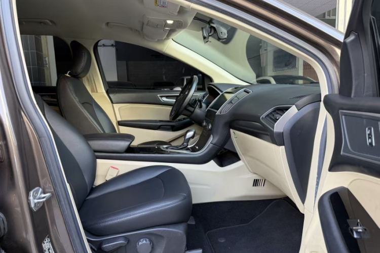 Used Ford Edge 2016 EcoBoost 245 Two-Wheel-Drive Titanium 5-Seater Interior 2