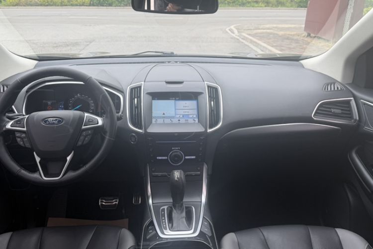 Used Ford Edge 2016 EcoBoost 330 V6 Four-Wheel Drive Sporty 7-Seater Interior 2