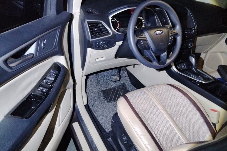 Used Ford Edge 2016 EcoBoost 245 Two-Wheel-Drive Titanium 5-Seater Interior 3