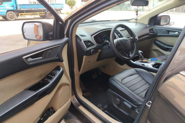 Used Ford Edge 2016 EcoBoost 245 Two-Wheel-Drive Titanium 5-Seater Interior 3