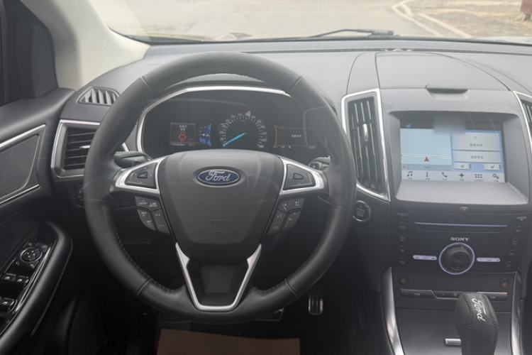 Used Ford Edge 2016 EcoBoost 330 V6 Four-Wheel Drive Sporty 7-Seater Interior 3