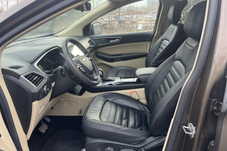 Used Ford Edge 2016 EcoBoost 245 Two-Wheel-Drive Titanium 5-Seater Interior 4