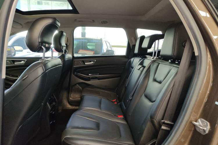 Used Ford Edge 2016 EcoBoost 245 Four-Wheel Drive Titanium 7-Seater Interior 4