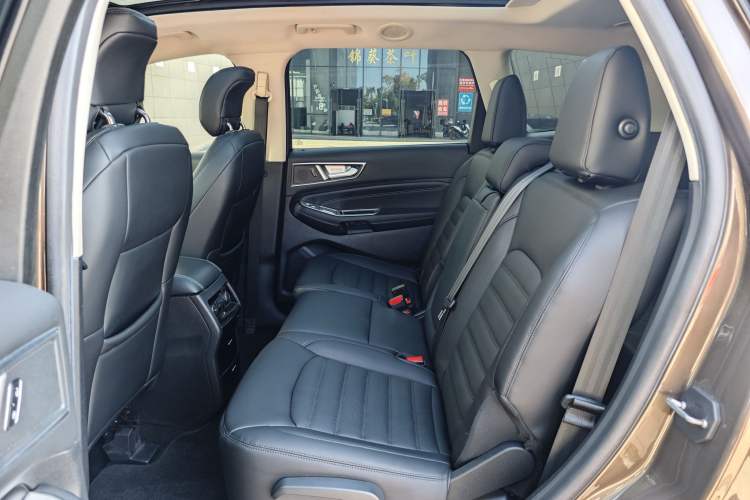 Used Ford Edge 2016 EcoBoost 245 Two-Wheel-Drive Titanium 7-Seater Interior 5