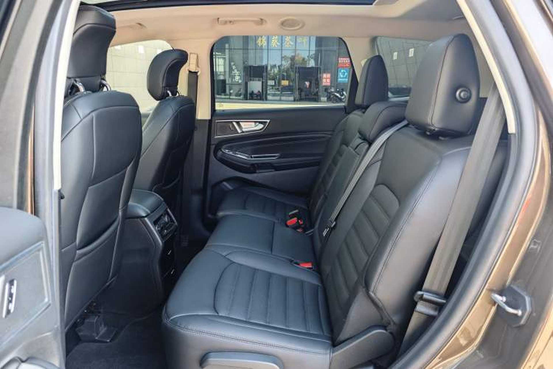Used Ford Edge 2016 EcoBoost 245 Two-Wheel-Drive Titanium 7-Seater Interior 5