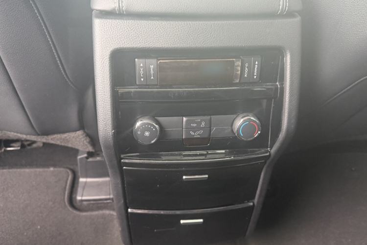 Used Ford Edge 2016 EcoBoost 330 V6 Four-Wheel Drive Sporty 7-Seater Interior 5