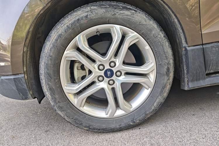Used Ford Edge 2016 EcoBoost 245 Four-Wheel Drive Titanium Edition 7-Seater Left Front Wheel Hub