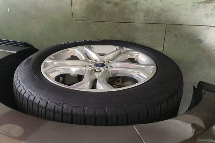 Used Ford Edge 2016 EcoBoost 245 Two-Wheel-Drive Titanium 7-Seater Left Front Wheel Hub