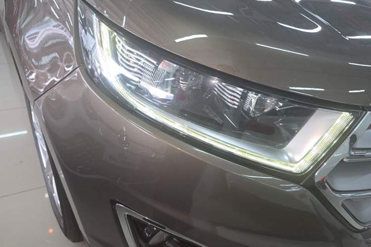 Used Ford Edge 2016 EcoBoost 245 Four-Wheel Drive Titanium Edition 7-Seater Right Front Headlight