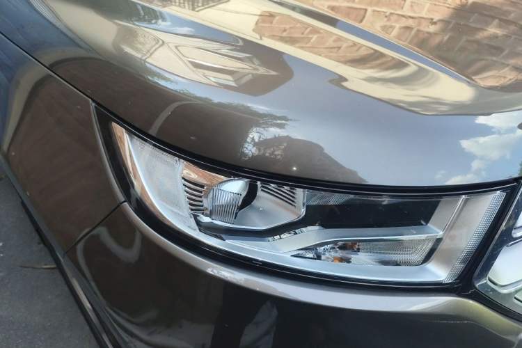 Used Ford Edge 2016 EcoBoost 245 Two-Wheel-Drive Titanium 5-Seater Right Front Headlight