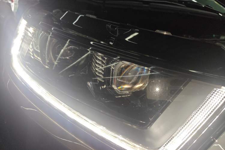 Used Ford Edge 2016 EcoBoost 245 Two-Wheel-Drive Titanium 7-Seater Right Front Headlight