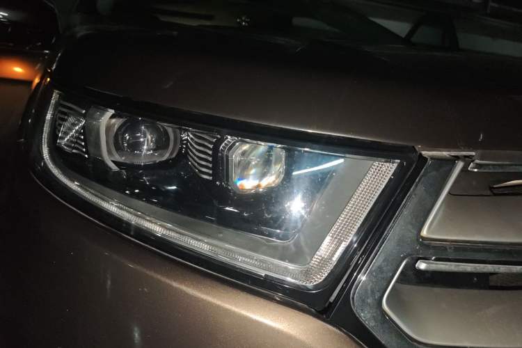 Used Ford Edge 2016 EcoBoost 245 Four-Wheel Drive Titanium 7-Seater Right Front Headlight