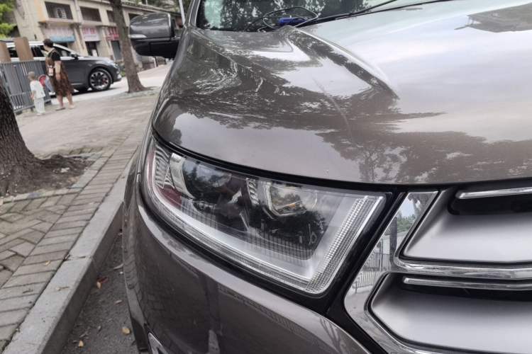 Used Ford Edge 2016 EcoBoost 245 Four-Wheel Drive Titanium Edition 7-Seater Right Front Headlight