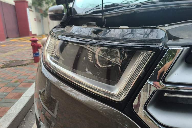 Used Ford Edge 2016 EcoBoost 245 Four-Wheel Drive Titanium Edition 7-Seater Right Front Headlight