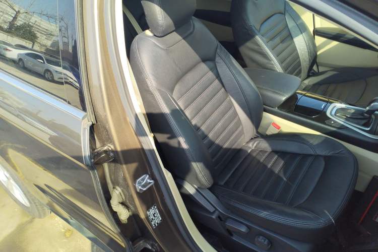 Used Ford Edge 2016 EcoBoost 245 Two-Wheel-Drive Titanium 5-Seater Right Front Seat
